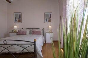 Familienapartment | 2 Schlafzimmer, individuell dekoriert, Schreibtisch