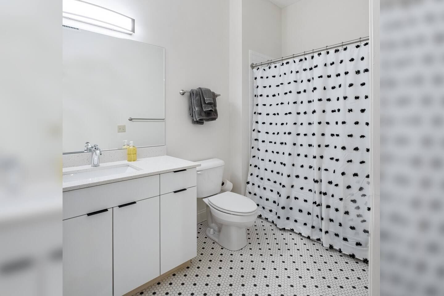 Dusj, hårføner og håndklær