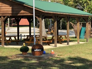 Outdoor dining - Eagles Nest Camping Bee Hunter Cabin (Linton)