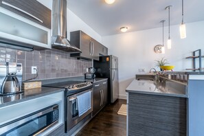 Refrigerador, microondas, horno y parrilla de estufa 