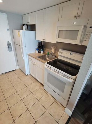 Kühlschrank, Mikrowelle, Ofen, Herdplatte