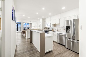 Fridge, microwave, oven, stovetop - Sea Gull #1001: Beachfront  Bedroom 2.5 Bathroom With Spectacular Views and 24 Hour Management (Port Aransas)