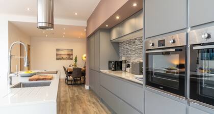 Percy House - sleeps 6 guests in 3 bedrooms