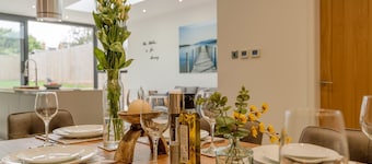 Percy House - sleeps 6 guests  in 3 bedrooms