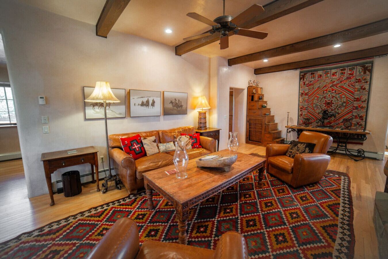 Una Smart TV, una chimenea, una oficina, una impresora