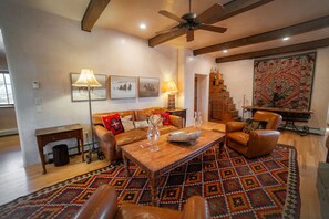 Älytelevisio, takka, työhuone, tulostin