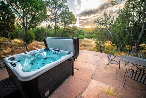 Luxury Southwest Estate•5 Mins to Plaza•Hot Tub•Fireplaces•Playground