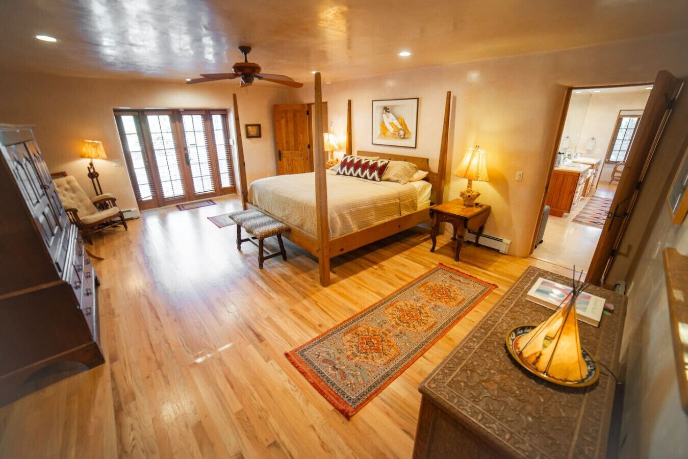 5 dormitorios, escritorio, tabla de planchar con plancha y cuna de viaje