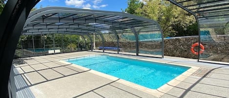 Una piscina al aire libre, una piscina climatizada