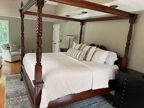 4 habitaciones, tabla de planchar con plancha, wifi y ropa de cama 