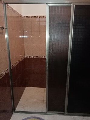 Pyyhkeet, saippua, sampoo, vessapaperi