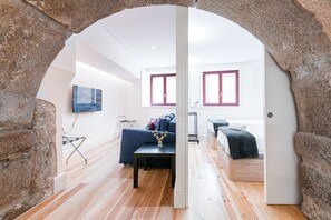 2 bedrooms, desk, iron/ironing board, Internet