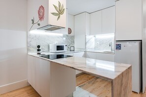 Kjøleskap, mikrobølgeovn, kokeplater og kaffetrakter/tekoker