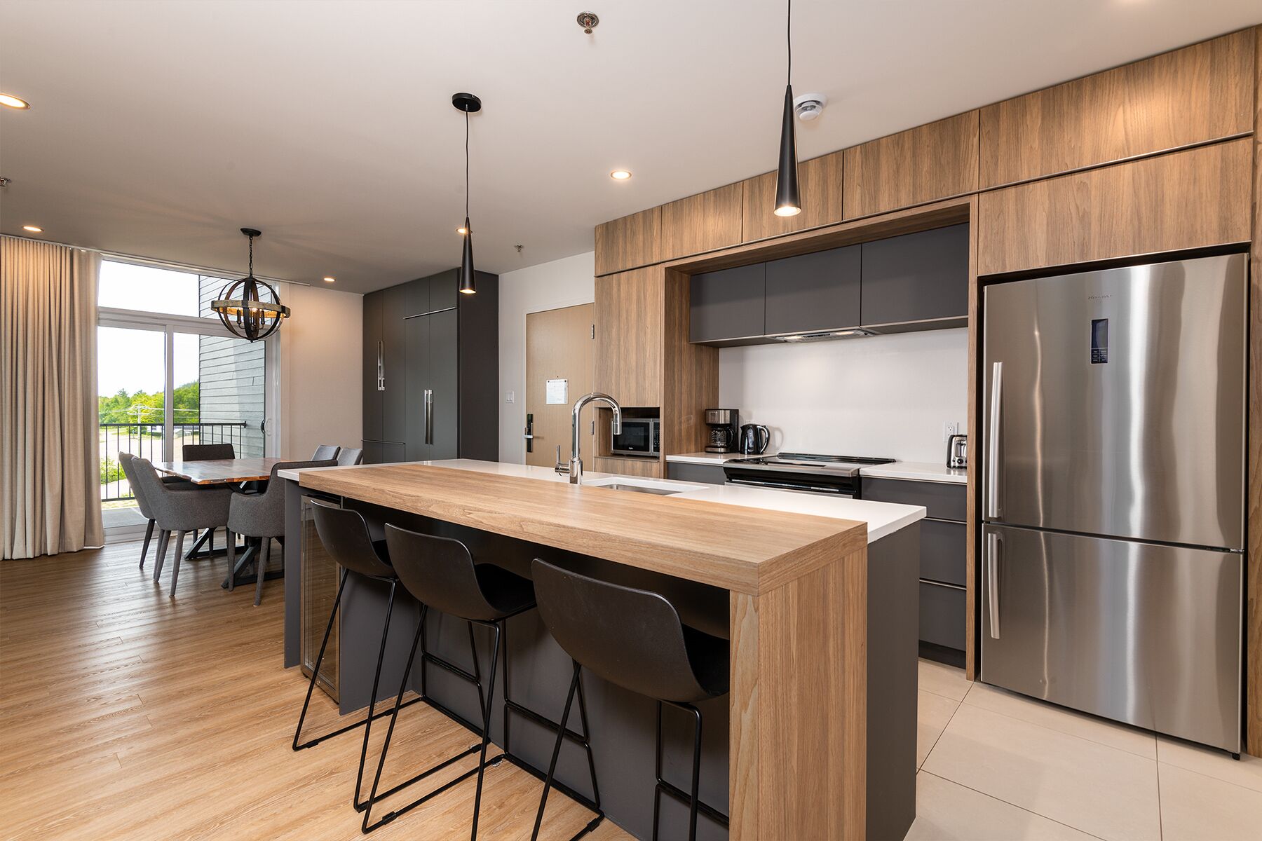 Full-size fridge, microwave, oven, stovetop