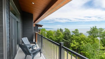 2 Bedroom Apartment, Top Floor, River View | Terrace/patio