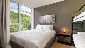 Blackout drapes, free WiFi, bed sheets