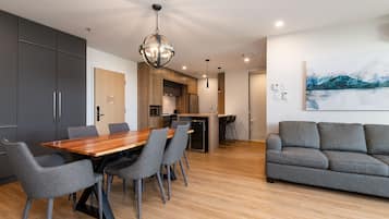 2 Bedroom Apartment, Top Floor, Mountain View | Living area | 41-inch flat-screen TV with satellite channels, TV