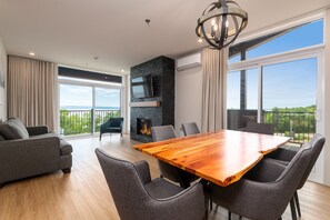 Appartement | Woonruimte | Een 41-inch flatscreentelevisie met satellietzenders en televisie