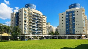 Un immeuble d’appartements moderne doté de nombreux balcons et d’un toit plat.