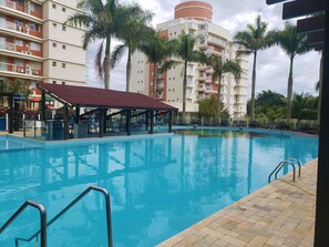 Outdoor pool, pool umbrellas, pool loungers - Apartment Nautilus + Beach + Beto Carrero - Penha/SC (Penha)