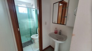 Family Apartment | Bathroom | Shower, hair dryer, bidet, toilet paper - Apartment Nautilus + Beach + Beto Carrero - Penha/SC (Penha)