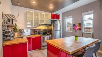 Coffee/tea maker, fridge, microwave, oven