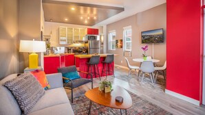 Ein modernes Apartment mit Küche, Essbereich und Wohnzimmer.