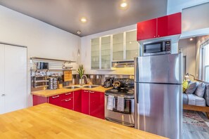 Fridge, microwave, oven, stovetop - New Contemporary, Historical Unit from 5 Star Host (Salt Lake City)