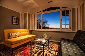 Tv, eldstad och böcker