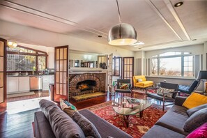 Tv, eldstad och böcker