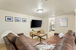 5 bedrooms, desk, iron/ironing board, travel cot