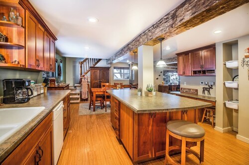 Rustic & Peaceful Silver Fork Mountain Retreat