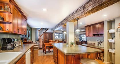 Rustic & Peaceful Silver Fork Mountain Retreat