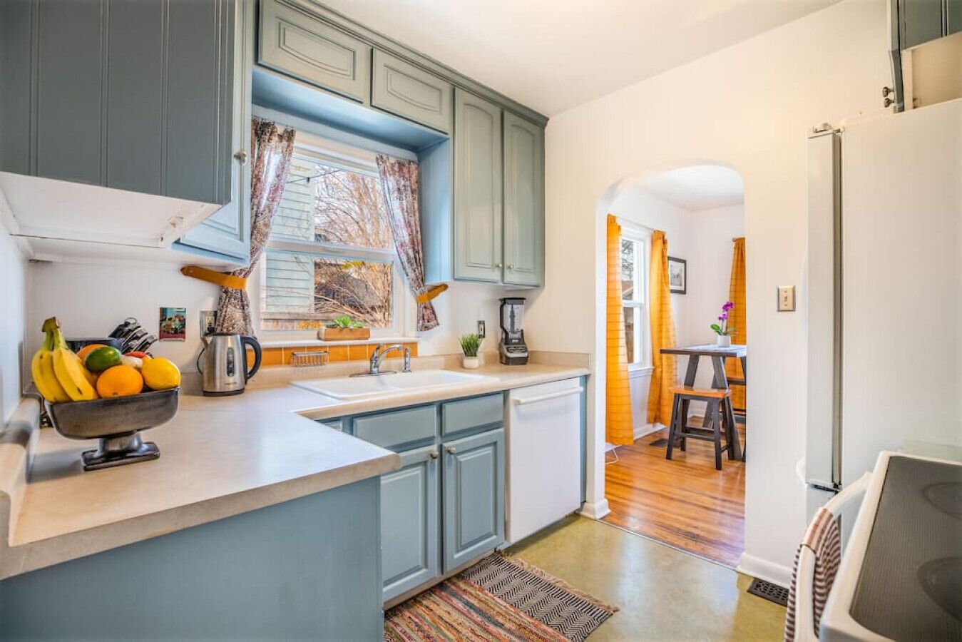 Fridge, oven, stovetop, dishwasher