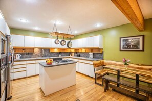 Fridge, microwave, oven, stovetop - Mtn. Home-Sauna, Pool Table, Mins to Ski/Hike/Bike (Sandy)