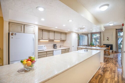 Perfect Condo in Heart of PC, with Pool & Hot Tub!