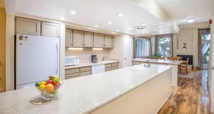 Perfect Condo in Heart of PC, with Pool & Hot Tub!