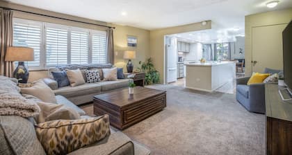 Perfect Condo in Heart of PC, with Pool & Hot Tub!