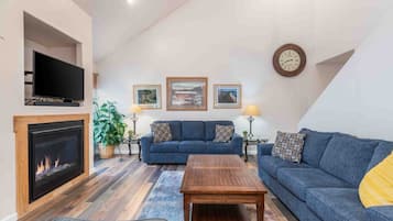 Télévision, cheminée