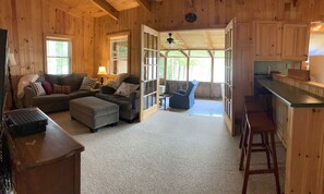 Smart TV, DVD player, books, video library - Great Sacandaga Lake - scenic lake front retreat (Northville)