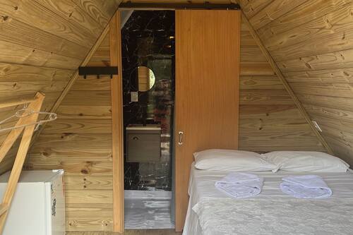 Chalet rustique panoramique | Literie de qualité, décor unique, ameublement unique