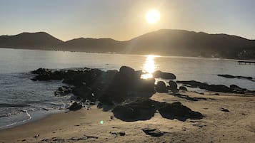 På stranden