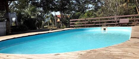 Una piscina al aire libre