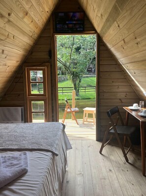 Chalet rustique panoramique | Literie de qualité, décor unique, ameublement unique