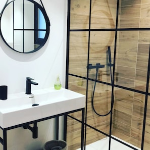 Chuveiro, secador de cabelo, toalhas de banho, sabonete