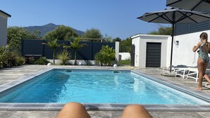 Une piscine avec vue sur les montagnes en arrière-plan.