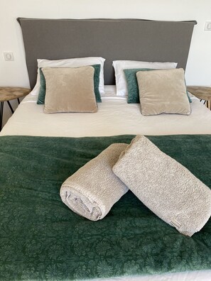 4 bedrooms, iron/ironing board, WiFi, bed sheets