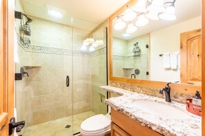 Douche, articles de toilette gratuits, sèche-cheveux