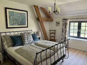 4 bedrooms, iron/ironing board, free WiFi, bed sheets