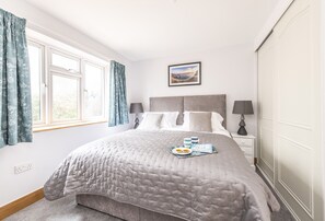 2 bedrooms, desk, travel cot, Internet